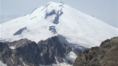 بالفيديو.. ضباط من الشرطة الروسية يحيون ذكرى الحرب العالمية الثانية 