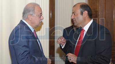 شريف إسماعيل يوافق على زيادة أسهم مصر في 