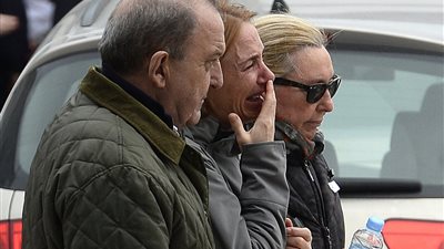 بالفيديو.. أهالي ضحايا حادثة الـطائرة الالمانية يصلون إلى مكان الحادث