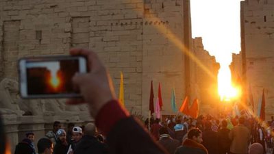 الشمس تتعامد على 