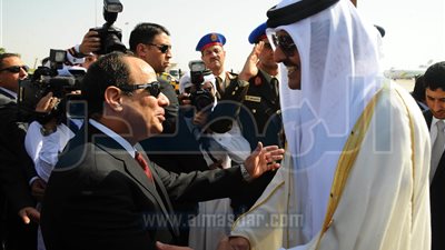 بالفيديو..الرئيس السيسي يستقبل أمير قطر لدى وصوله مطار شرم الشيخ