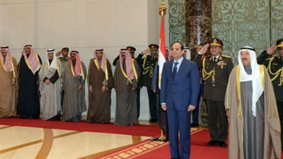 بالفيديو..أمير دولة الكويت يسلم رئاسة القمة للرئيس السيسي
