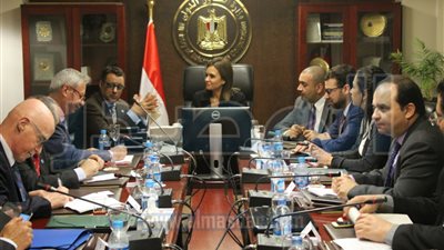 سحر نصر تناقش مع 