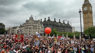 بالفيديو .. احتجاجات حاشدة في لندن ضد خطط تقشف حكومية