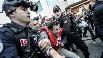  اشتباكات في اسطنبول بين الشرطة ومحتجين ضـد الحكومة التركية