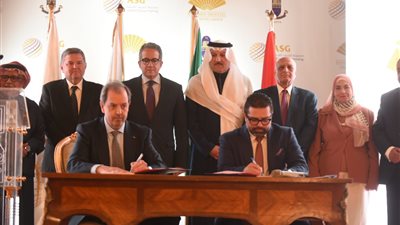 وزير قطاع الأعمال يشهد توقيع عقد إدارة فندق شبرد