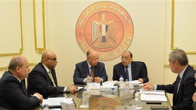 وزير التنمية المحلية يبحث مع محافظ القاهرة تسوية مشكلات «القابضة للتشييد والتعمير»