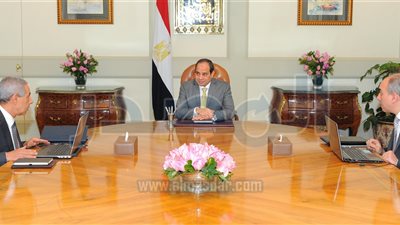 السيسى يستعرض موقف إنشاء التجمعات والمناطق الصناعية والإستثمارية