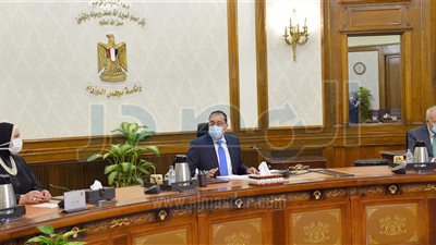 رئيس الوزراء يستعرض مقترح إنشاء مركز لتصنيع السيارات شرق بورسعيد