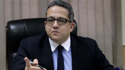 وزير الآثار: اكتشاف قناع مذهب ومومياوات تعود للأسرة الـ26 بـ