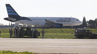 إطلاق سراح جميع ركاب الطائرة الليبية المختطفة فى مالطا