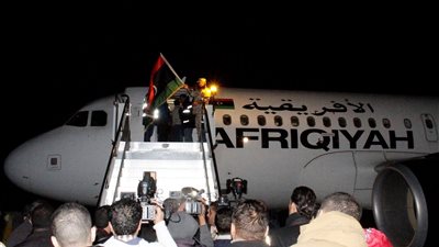 صور.. عودة ركاب الطائرة الليبية المختطفة إلى طرابلس