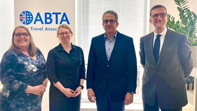 «العناني» يبحث مع مسئولي الرحلات البريطانية زيادة الحركة السياحة إلى مصر