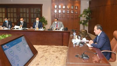 الملا يتابع برنامج زيادة أعداد محطات تموين السيارات بالغاز الطبيعي