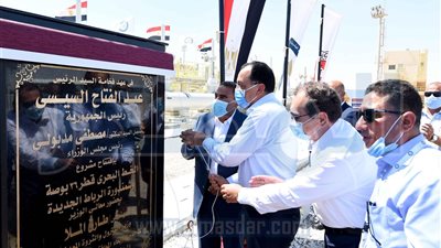 «مدبولى» يشهد تشغيل خط الشحن البحرى بميناء الحمراء البترولى