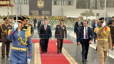 الرئيس المقدوني يضع إكليل من الزهور على قبر الجندى المجهول 