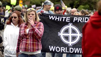 بالفيديو.. اندلاع اشتباكات خلال مسيرة للعنصريين في مانشستر