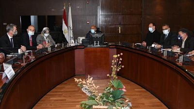 «الوزير» يستقبل وفدًا من البنوك والشركات الفرنسية لبحث سبل التعاون بمجالات النقل