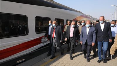 وزير النقل يتابع سير عملية التشغيل التجريبي للبوابات الإلكترونية بمحطة مصر