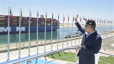 قناة السويس تشهد عبور 87 سفينة بحمولات 4.8 مليون طن