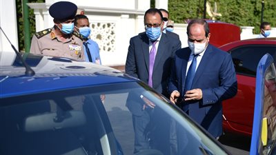 السيسى يتفقد نماذج للسيارات الحديثة المجهزة للعمل بالغاز الطبيعى