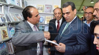 بالصور .. وزير 