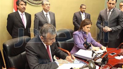 سحر نصر توقع اتفاقية مع الصندوق الكويتي لإنشاء محطة كهرباء 