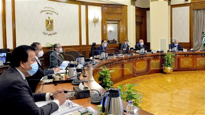 مدبولي يشدد على الإسراع بتطعيم جميع العاملين فى قطاع التعليم