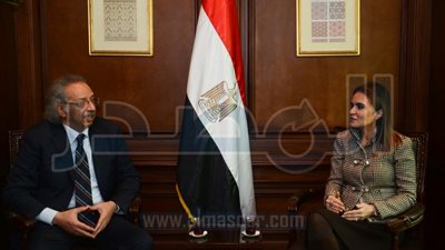 سحر نصر تبحث مع رئيس 