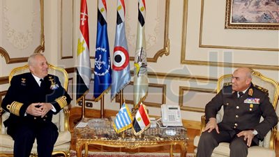 صدقي صبحي يلتقي رئيس أركان القوات المسلحة اليونانية 