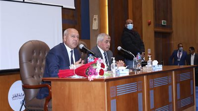 وزير النقل يتابع معدلات تنفيذ المشروعات بميناء الإسكندرية 