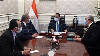 «مدبولي» يتابع مع وزيري التموين والزراعة إجراءات تيسير توريد القمح المحلي 