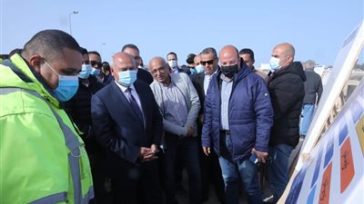 وزير النقل يتفقد مشروع تطوير وتوسعة طريق وادي النطرون العلمين 