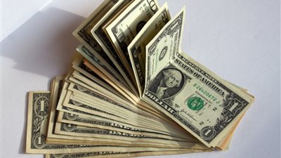 الدولار يتراجع 65 قرشا بالبنوك الحكومية