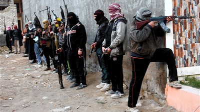 بالفيديو..فصائل مسلحة تسيطر على معبر حدودي مع الأردن