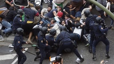 بالفيديو..اشتباكات عنيفة بين المتظاهرين والشرطة الاسبانية