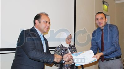رئيس البورصة يسلم شهادات البرنامج التدريبى 