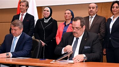 بروتوكولات تعاون لتنفيذ محطات طاقة شمسية بمطار شرم الشيخ و9 فنادق