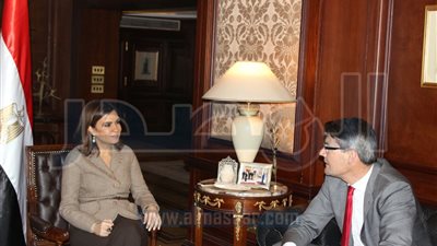 سحر نصر تناقش مع 