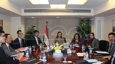 سحر نصر تناقش مع 