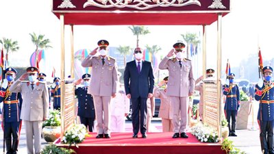 السيسي يضع أكاليل الزهـور على قبر الجندي المجهول والسادات وعبد الناصر