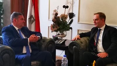 وزير قطاع الأعمال يبحث تعزيز التعاون الاقتصادي بين مصر وبريطانيا