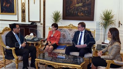  رئيس الحكومة: حريصون على تنفيذ مشروعات تُحَسن مستوى معيشة المواطنين