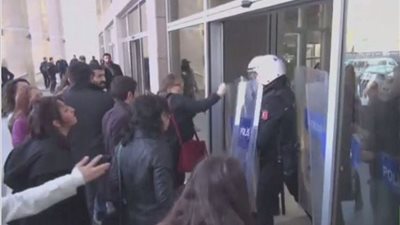 بالفيديو.. محامون يشتبكون مع الشرطة أمام محكمة في إسطنبول