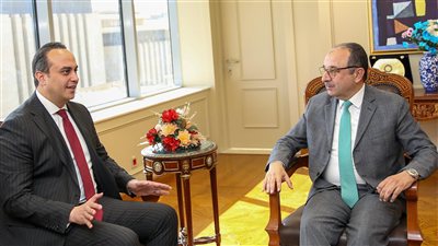 وزير قطاع الأعمال يبحث تعزيز التعاون المشترك مع هيئة الرعاية الصحية