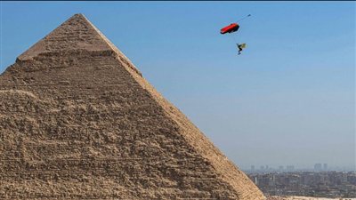 انطلاق المهرجان الدولي للباراموتور والقفز بالمظلات من منطقة أهرامات الجيزة
