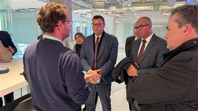 وزير «الإسكان» يبحث توسيع مشروعات تحلية ومعالجة المياه مع «أكسيونا» الإسبانية 