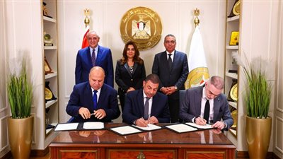 توقيع عقد إدارة وتشغيل مرفقي النقل الداخلي بمدينة طنطا والمحلة الكبرى