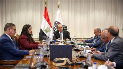 وزير قطاع الأعمال يتابع موقف رفع كفاءة التشغيل والأداء بالشركات التابعة 