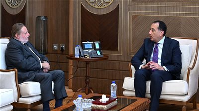 رئيس الوزراء يبحث مع محافظ البنك المركزي تدبير الاحتياجات المالية للقطاعات الأساسية